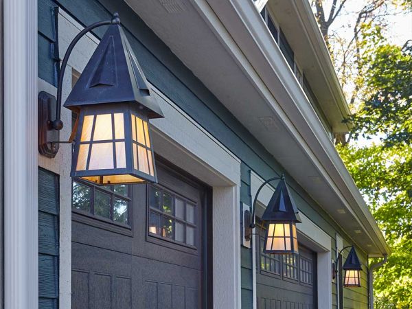 How to Choose Outdoor Lighting That Enhances your Home and Landscaping